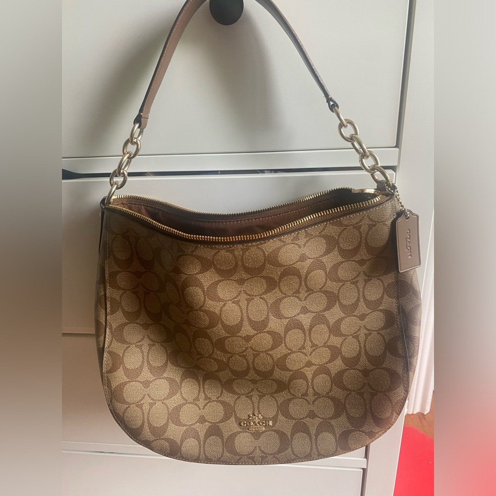 AUTHENITC COACH PURSE.